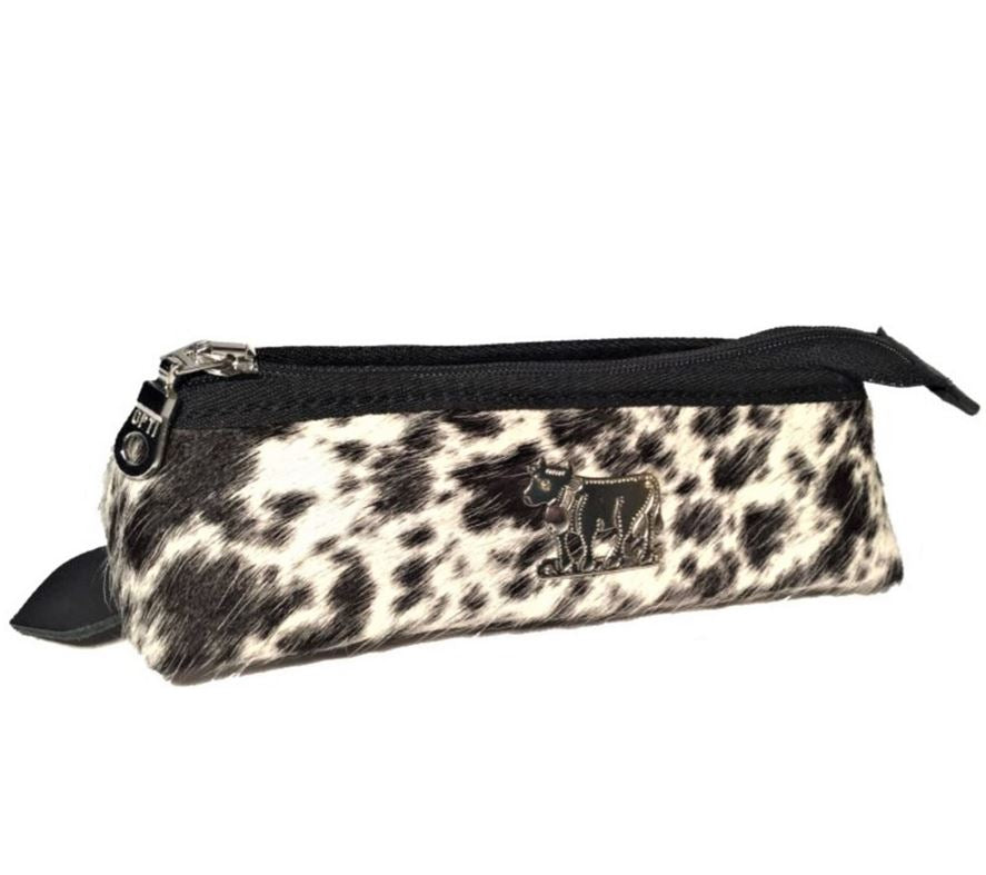 2522_Kuhfell-Schreibzeug-Etui-mit-Kuh-Ornament-Fell-schwarz-weiss