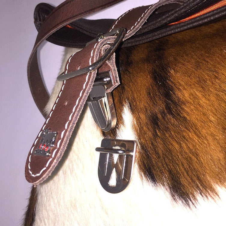 2965_Falt-Rucksack-aus-Leder-und-Kuhfell-mit-Appenzeller-Kuh-Ornament-Verschluss