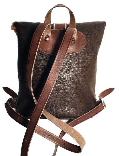 2965_Falt-Rucksack-aus-Leder-und-Kuhfell-mit-Appenzeller-Kuh-Ornament-R-ckseite-braun