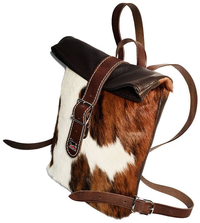 2965_Falt-Rucksack-aus-Leder-und-Kuhfell-mit-Appenzeller-Kuh-Ornament-braun-weiss-1