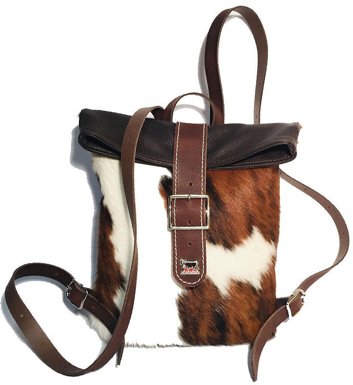 2965_Falt-Rucksack-aus-Leder-und-Kuhfell-mit-Appenzeller-Kuh-Ornament-braun-weiss