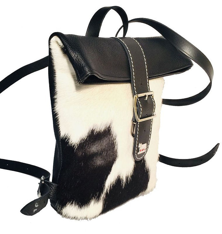 2965_Falt-Rucksack-aus-Leder-und-Kuhfell-mit-Appenzeller-Kuh-Ornament-schwarz-weiss