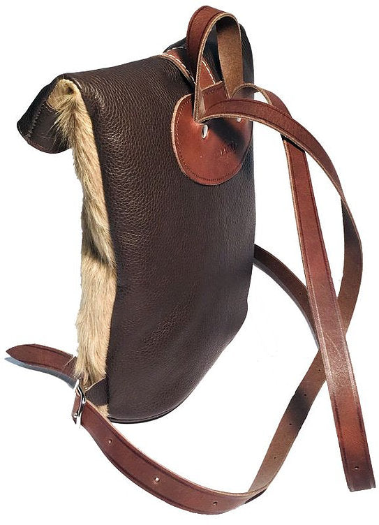 2965_Falt-Rucksack-aus-Leder-und-Kuhfell-mit-Appenzeller-Kuh-Ornament-von-Seite