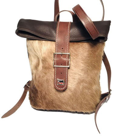 2965_Falt-Rucksack-aus-Leder-und-Kuhfell-mit-Appenzeller-Kuh-Ornament_Schweizer-braunvhieh