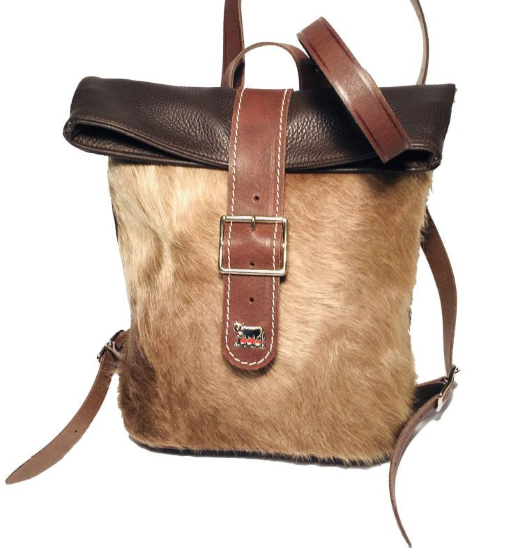 2965_Falt-Rucksack-aus-Leder-und-Kuhfell-mit-Appenzeller-Kuh-Ornament_Schweizer-braunvhieh