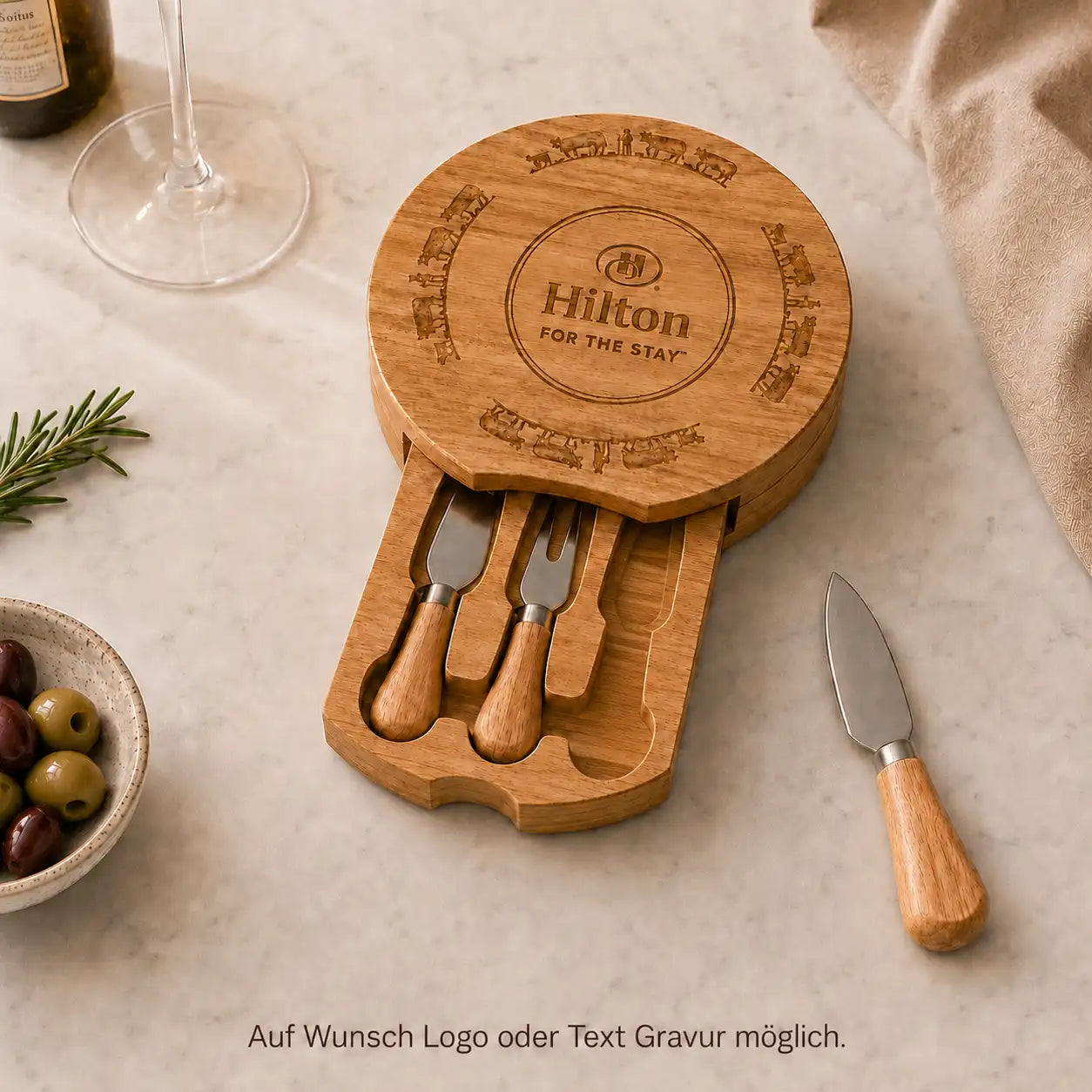 Plateau à fromage en bois avec 3 couteaux à fromage, en relief